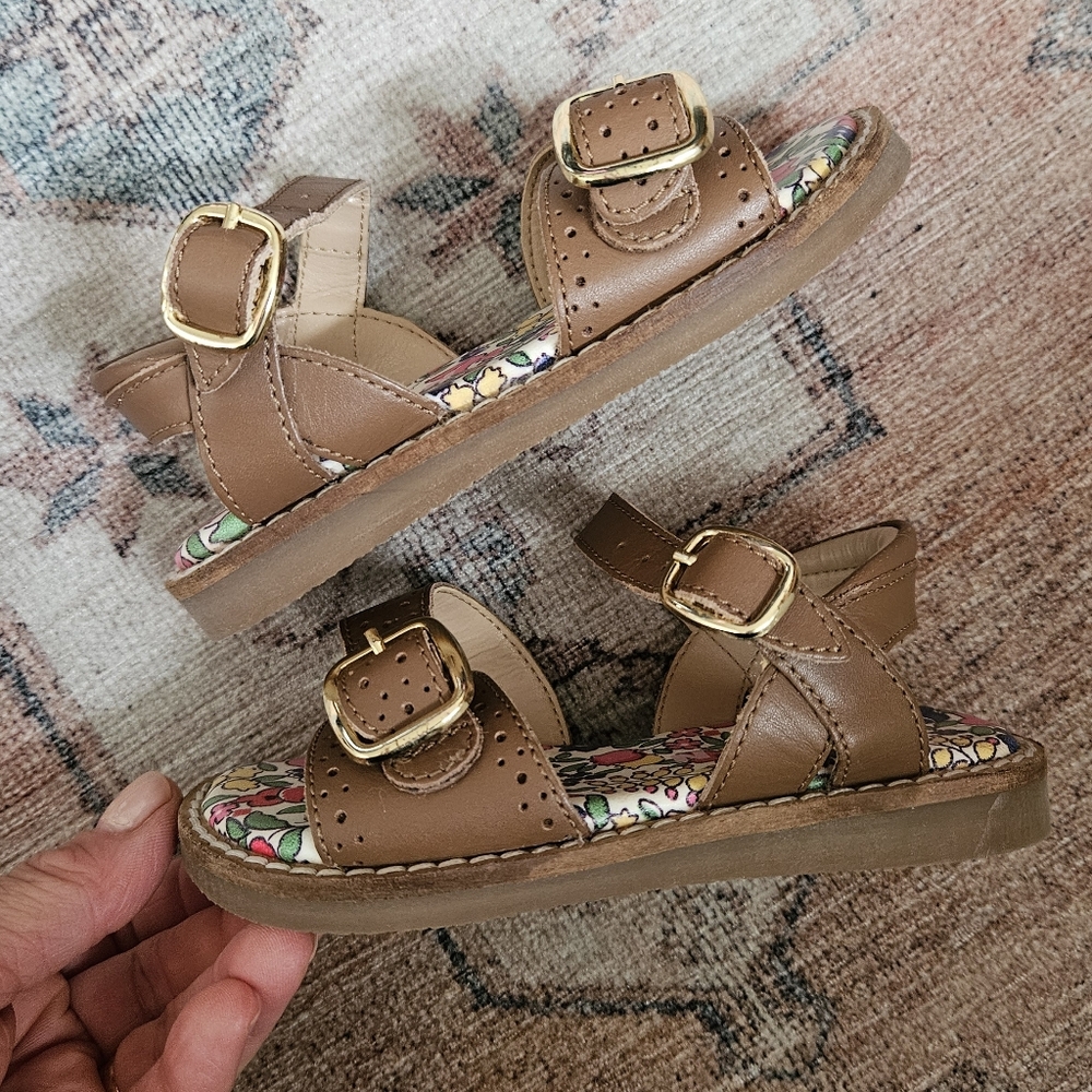 Mini Boden Leather Buckle Strap Girls Sandals with Floral Insole - Picture 2 of 7